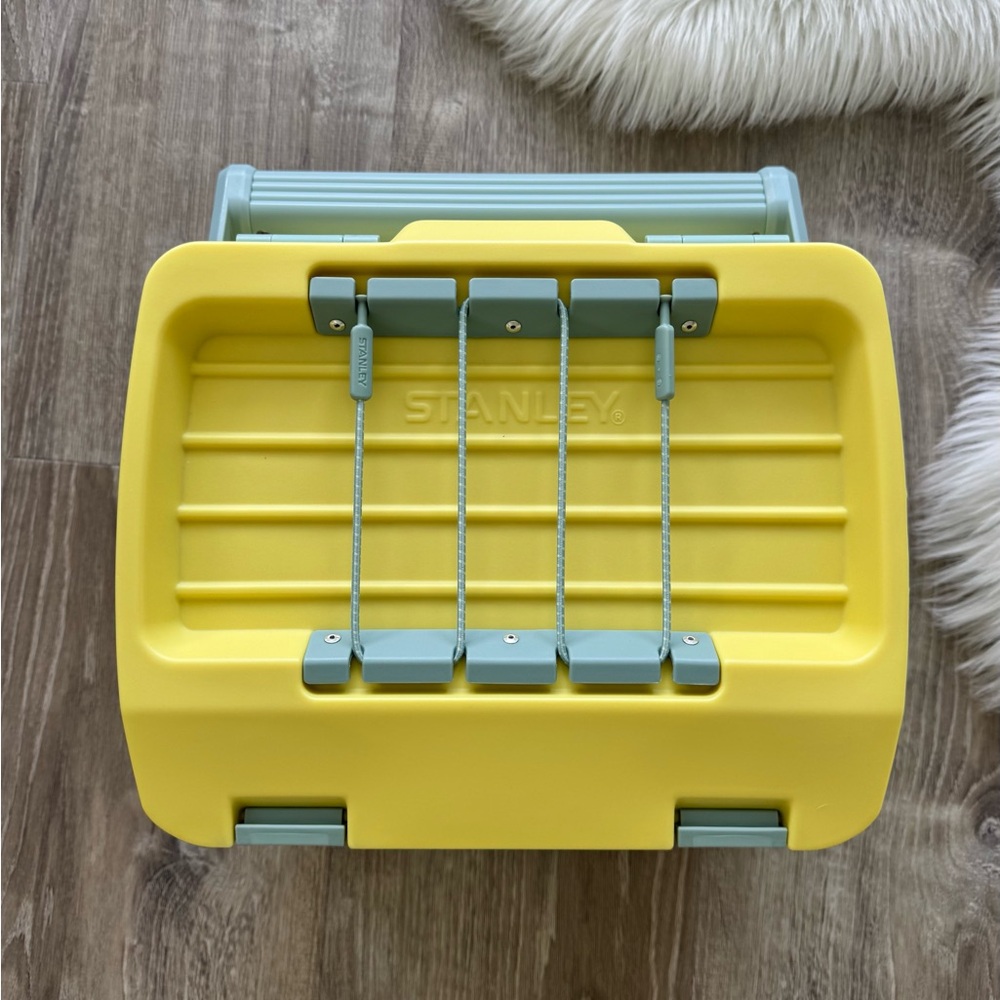 💛 STANLEY Easy-Carry Outdoor Cooler 7 QT Pomelo - Picture 7 of 16